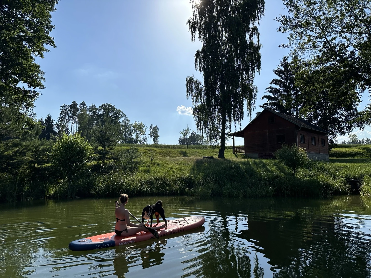 Amie na paddleboardu